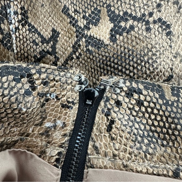 Blank NYC Women’s Size 26 Faux Snake Leather Lined Miniskirt - Picture 9 of 10